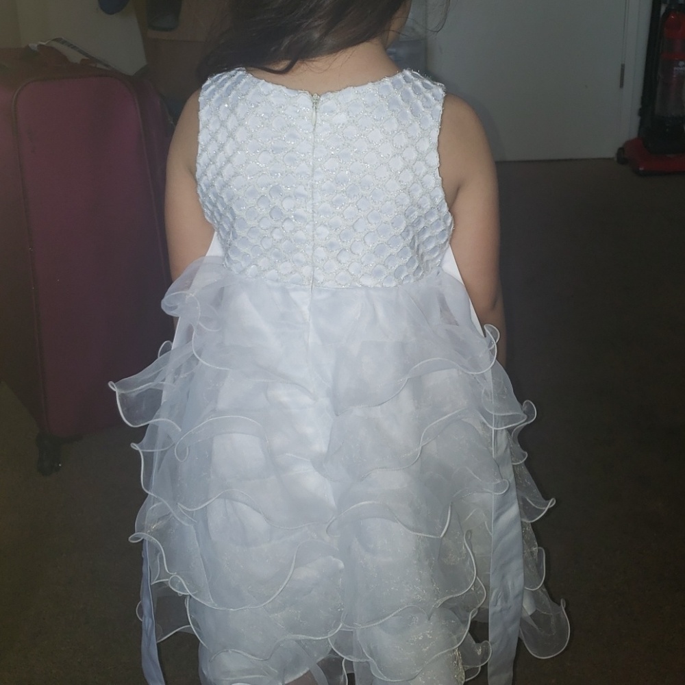 Adorable all white girls dressy dress! Size 4 - Picture 2 of 4